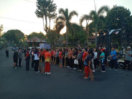 GERAKAN GOTONG ROYONG DI MONUMEN BHUANA KERTA LEWAT “GERAKAN PEDAS DESA PANJI”